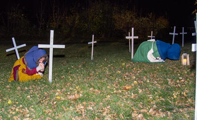 Sørgende kvinner på kirkegården (Foto/Photo)