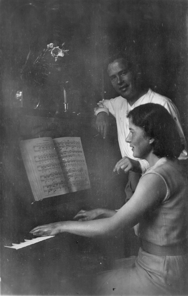 Kvinne og mann ved piano