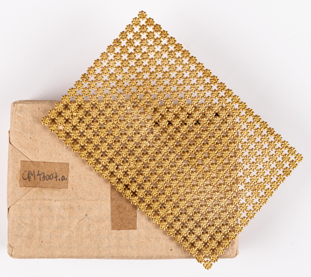 Bunt med guldfärgade pappersstjärnor som använts för dekor av omslag av konfekt.