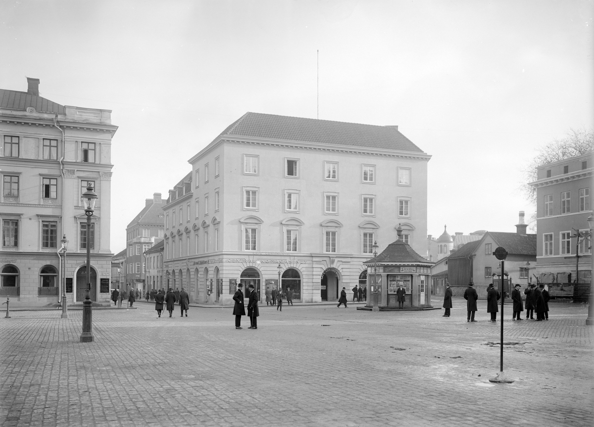 Parti av Stora torget i Linköping 1926. I blickfånget reser sig det vid tiden nyuppförda Affärspalatset. Huvudsaklig intressent för uppförandet var Sydsvenska banken, sedermera Skånska banken, vilket förklarar varför arkitektuppdraget gått till stadsarkitekten i Malmö, August Stoltz. Vid sidan av banken kom bygganden då som nu att inrymma ett flertal rörelser, vilka här och för tiden kan nämnas Centrala Skomagasinet, Café Continental och fotograf Rödings ateljé. I övrigt i bilden kan noteras att arbetet med uppsättningen av Carl Milles monument över Folkungarnas ännu inte påbörjats, men att det ska inledas inom kort.