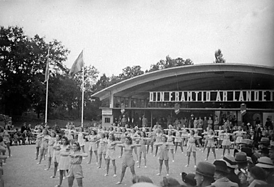 Västerås Folkets park. Kulturveckan 26-31/8 1941. Västerås gymnastikförenings kvinnliga gymnaster.