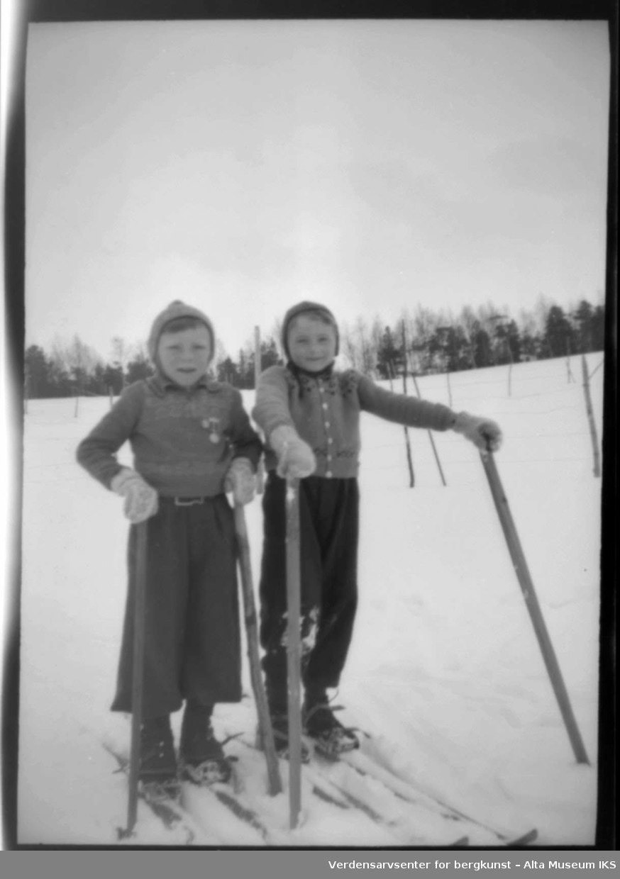 2 barn på skitur.