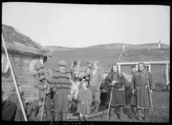 Bilde av flere menn og kvinner i alle aldre på Joatka fjells