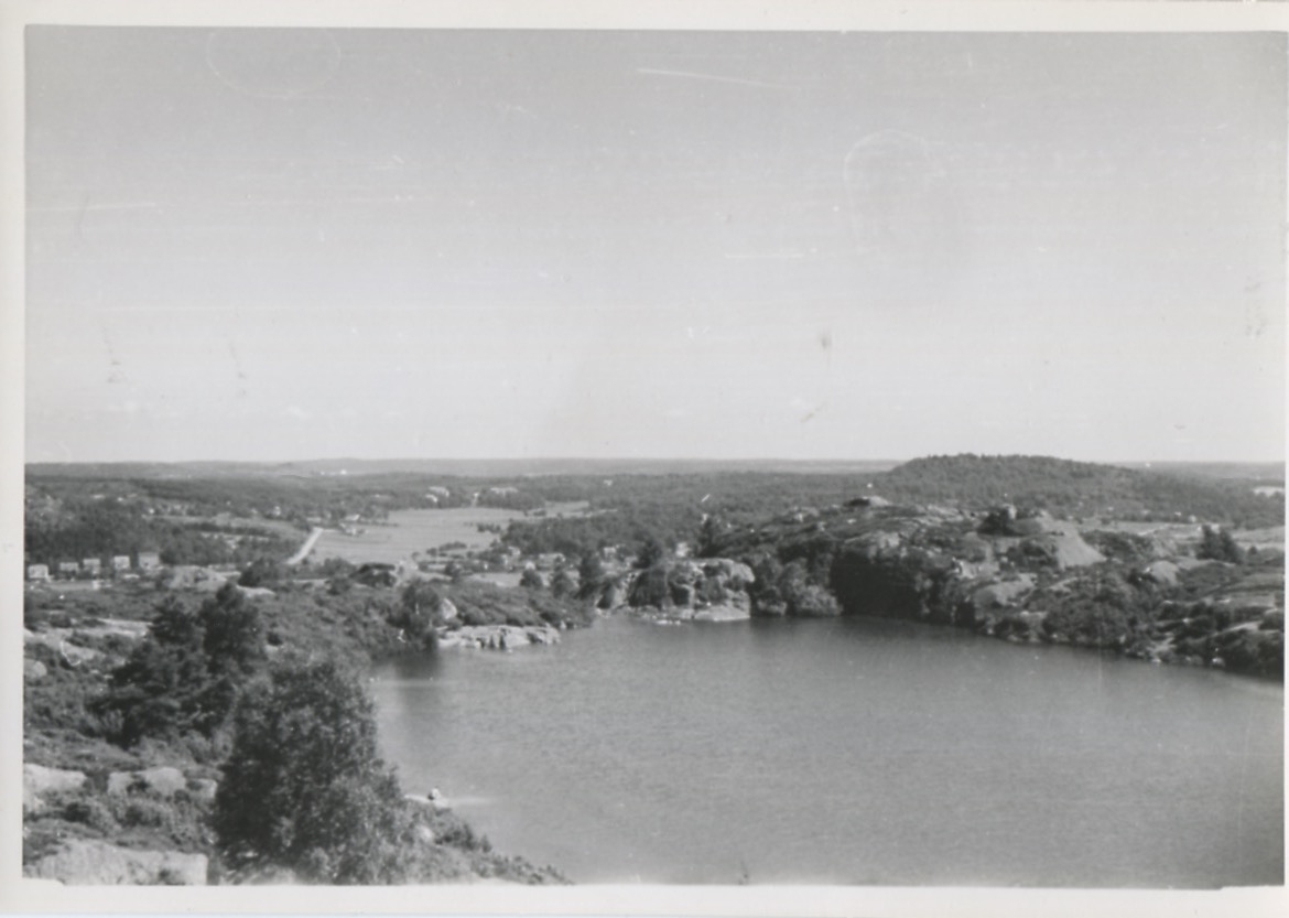 Bergsjön/Färås tjärn 1950-tal. I bakgrunden ses Vommedalen och till höger Sagåsen