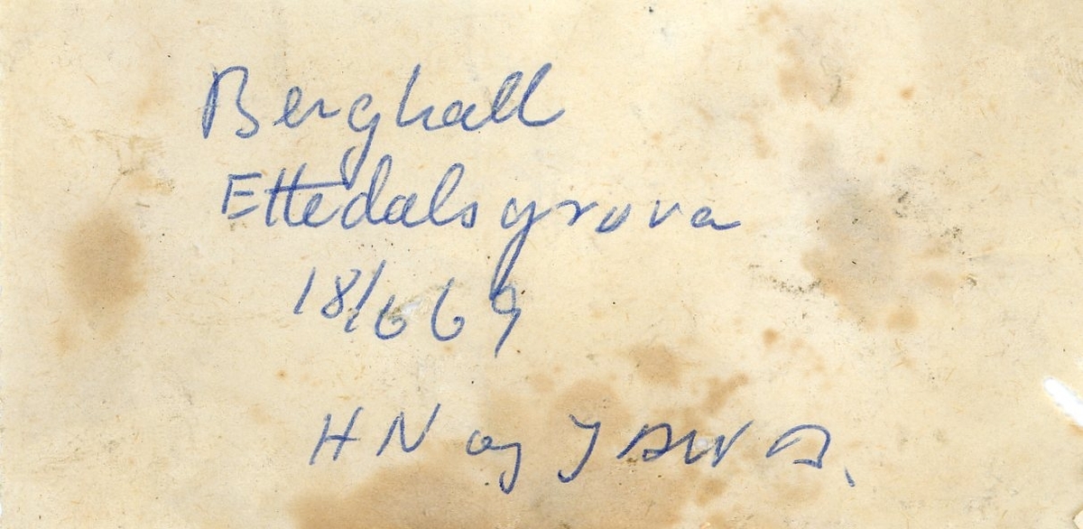 Berghall
Ettedalsgruva
18/6 69
HN og JAWB.
[Heinrich Neumann (?) og Jens A.W. Bugge)