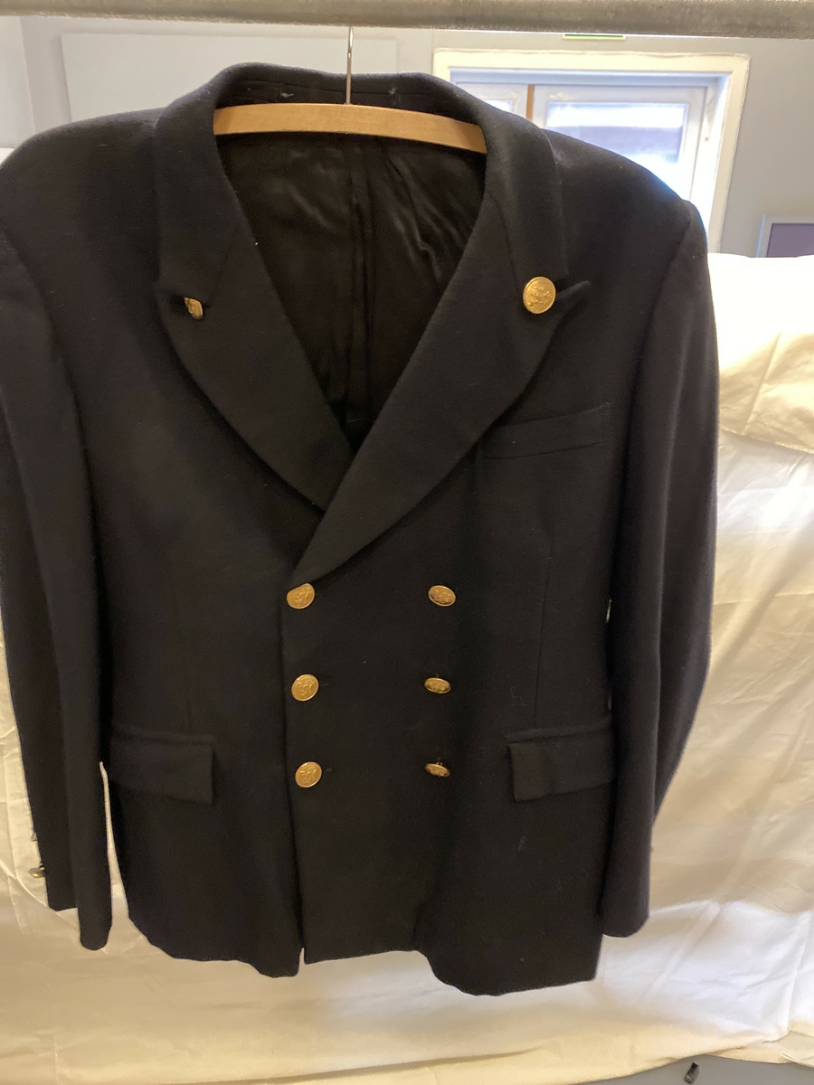 Uniformsjakke del av NSB-uniform, med lange ermer. Dobbeltspent. Gullknapper med Den norske løve. To knapper nederst på erme (på høyre erme mangler en av knappene). Jakken har ingen striper ellers på ermene.