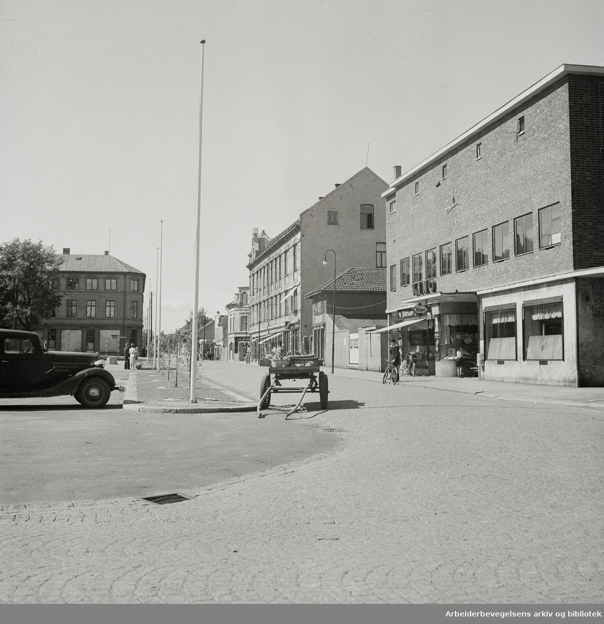 Torget i Horten. Horten kino (bygget 1936) med adresse Torggata 2 til høyre. 1949