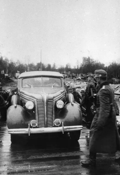 Tyske Soldater Tar Fergen Over Ved Utnes I Svanvik. Bilen Er Buick ...