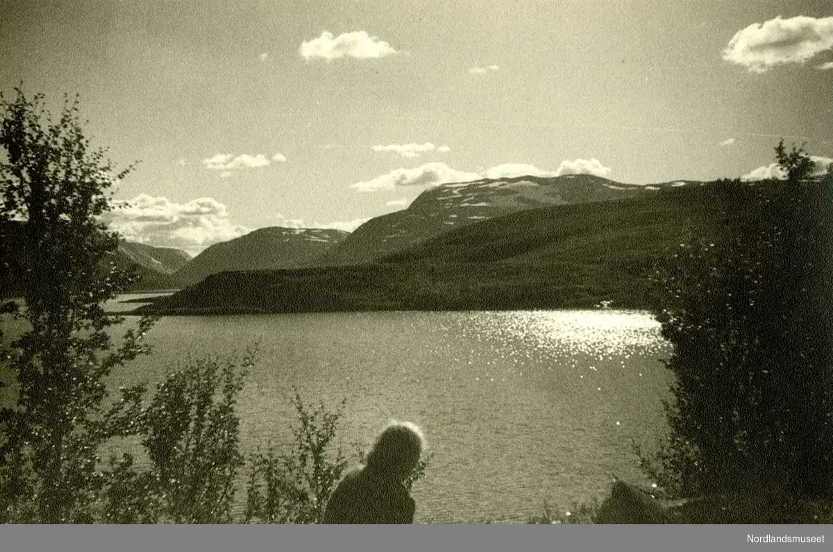 Natur. 
Utsyn fra Balvann mot Skaiti-kjeften. Til høyre Salfjellet. Damen på bildet er Hanna Nordahl. 

Foto Ukjent.