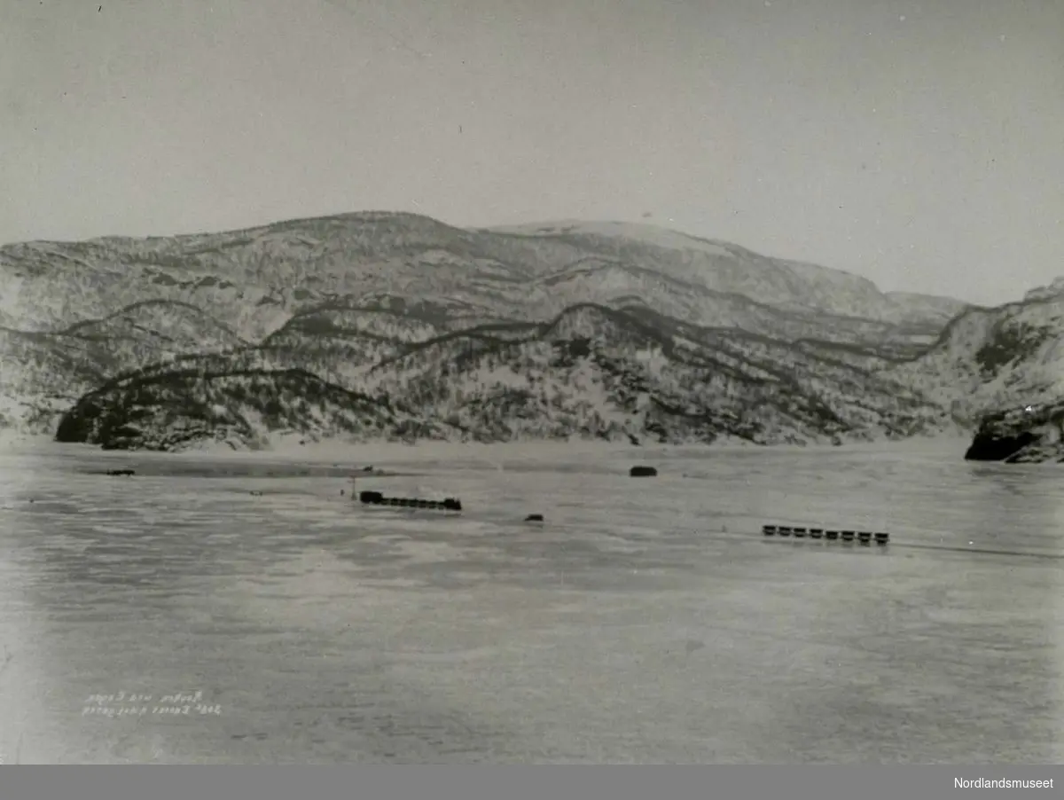 Vannene. 
Isbanen utenfor Engan vinteren 1916/17. 

Foto Ukjent.
