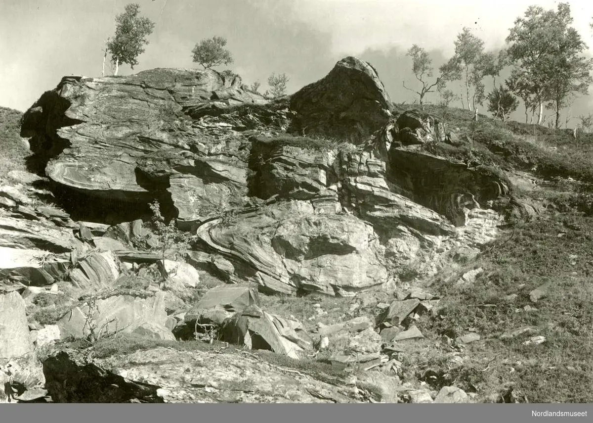Natur. 
”Foldhammeren” ovenfor Bursi gruve. I denne berghammeren kan man i dag se hvordan de enorme naturkreftene behandlet ”Moder jord i tidenes morgen”. 

Foto Ukjent.