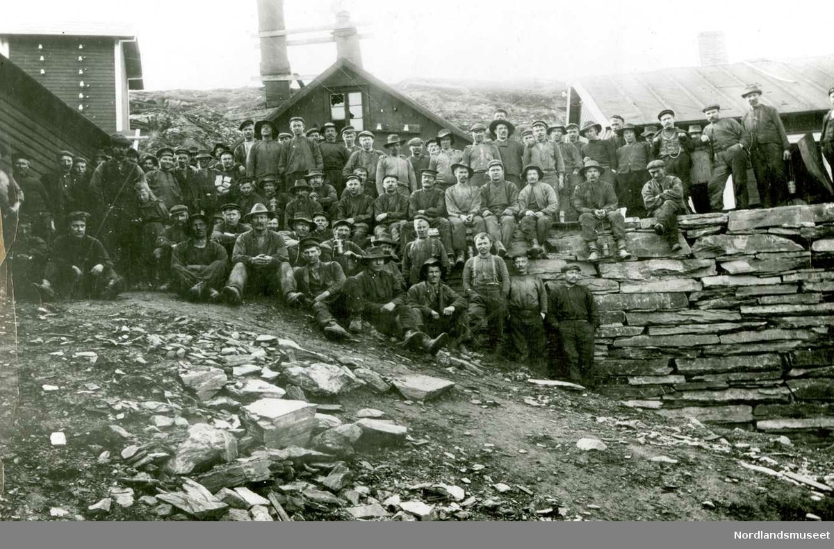 Jakobsbakken. 
Ansatte samlet utenfor gruva ca 1905. Foto Ukjent.