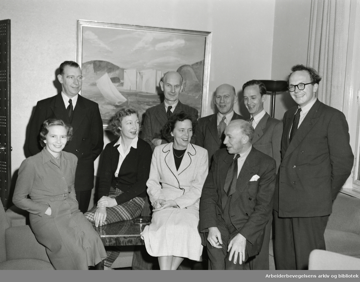 Personalet ved Statsministerens kontor, november 1951. Bak fra venstre: sjåfør Nils Mjølund, statsminister Einar Gerhardsen, Kai B. Knudsen, Arnfinn Guldvog og Arne Gunnar Haarr (?). Sittende foran: Berit Monsen, Elsa Sund, Ragnhild Skutle og Olaf Solumsmoen.