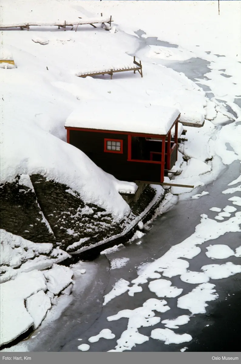 islagt fjord, badehus, snø
