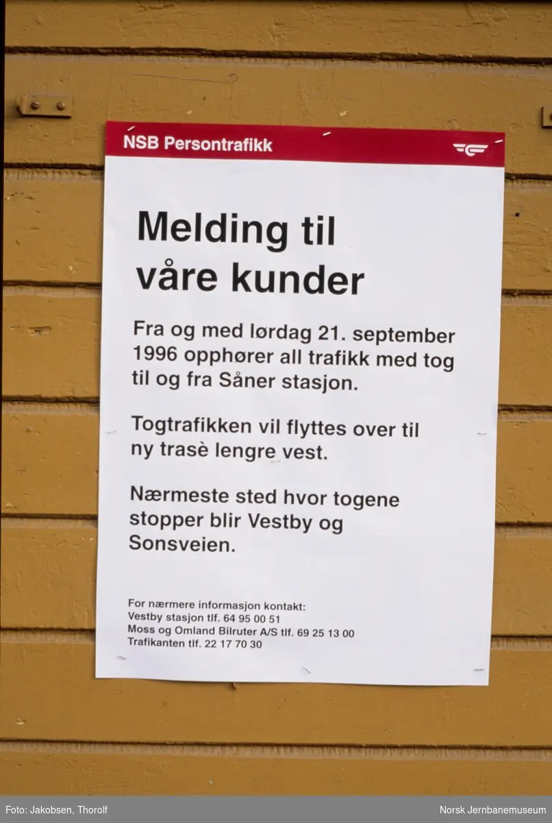 Oppslag i forbindelse med nedleggelse av Såner stasjon på Østfoldbanen