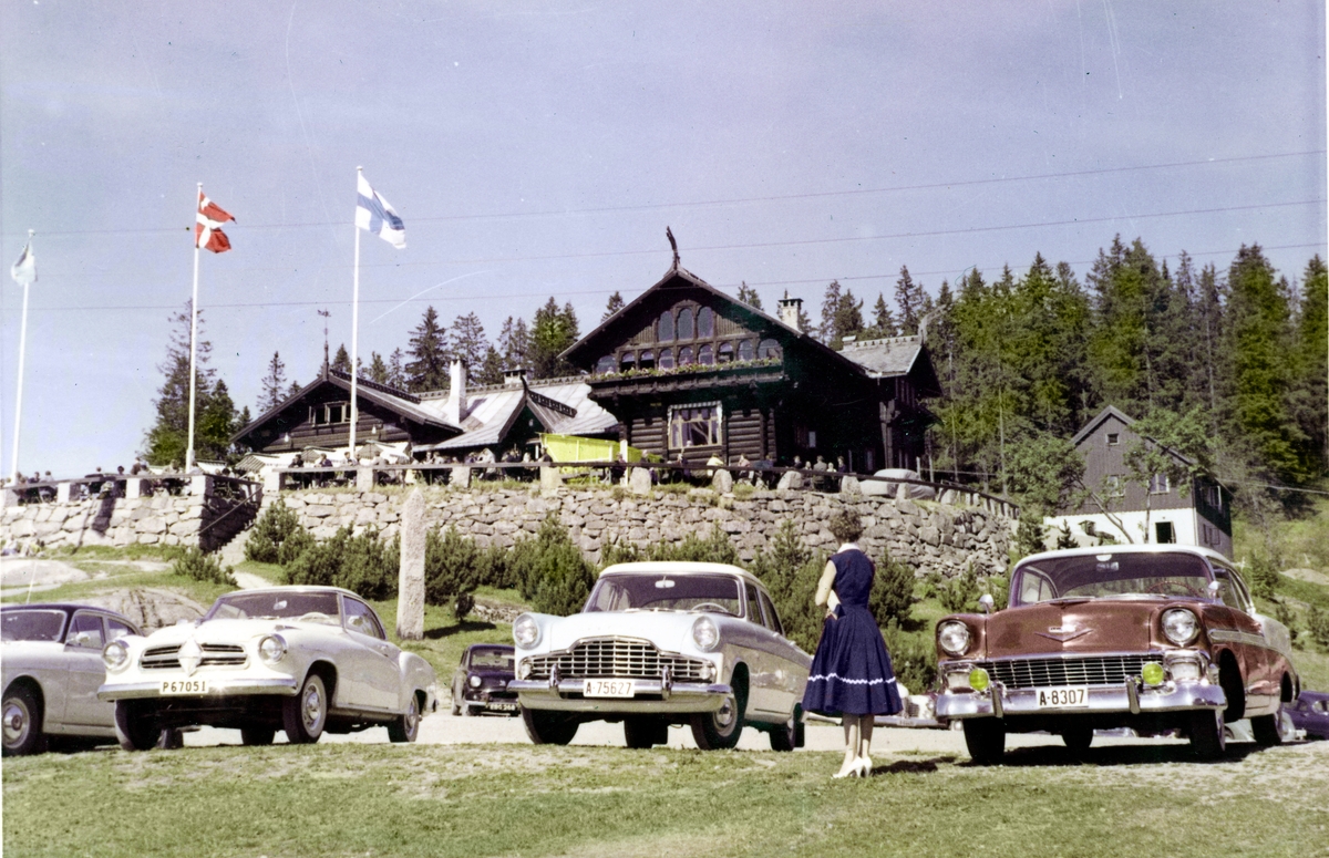 Frognersæteren med bilparkering i forgrunnen,1960, Fra venstre: Volvo Amazon (delvis skjult),Borgward, Ford Zephyr 1956-58, Chevrolet, trolig hard-top coupe,1956.