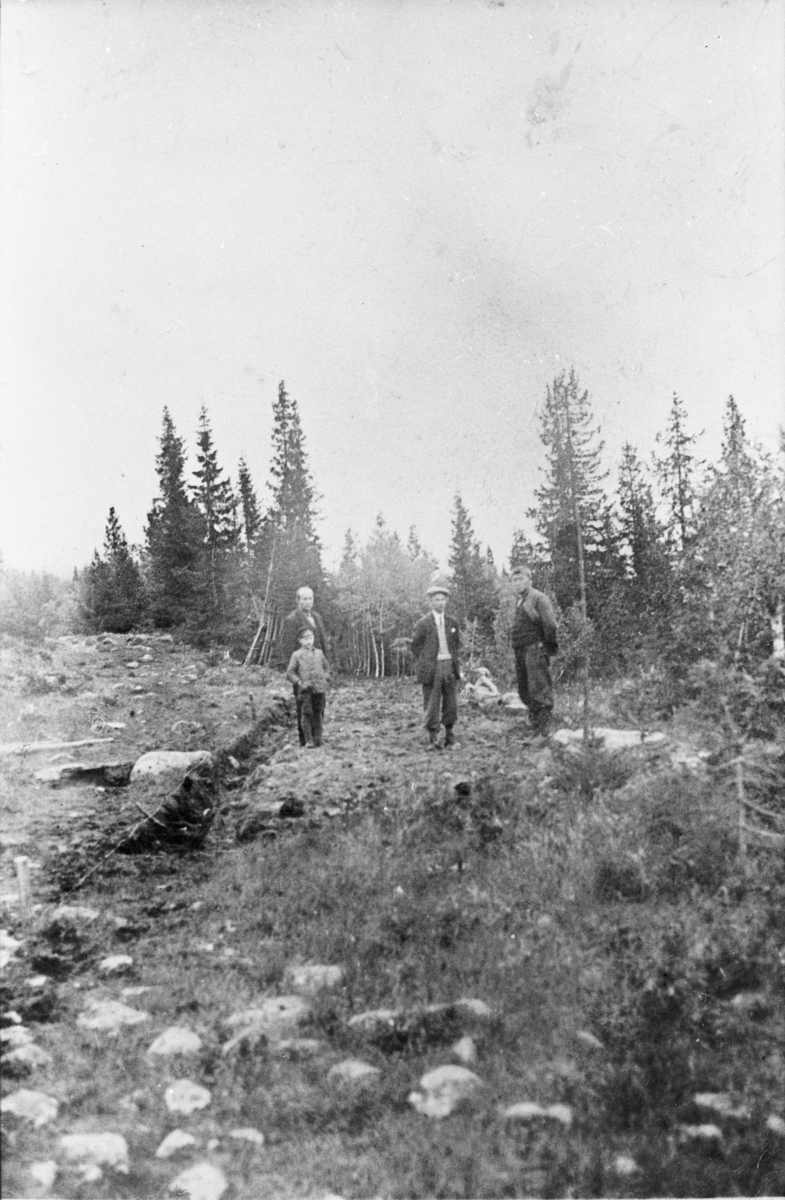 Veien mellom Medalen og Buin. Fra venstre: Kristian Medalen, Helje Medalen, Tormod Kaugerud og Tor Medalen. Omkring 1930.