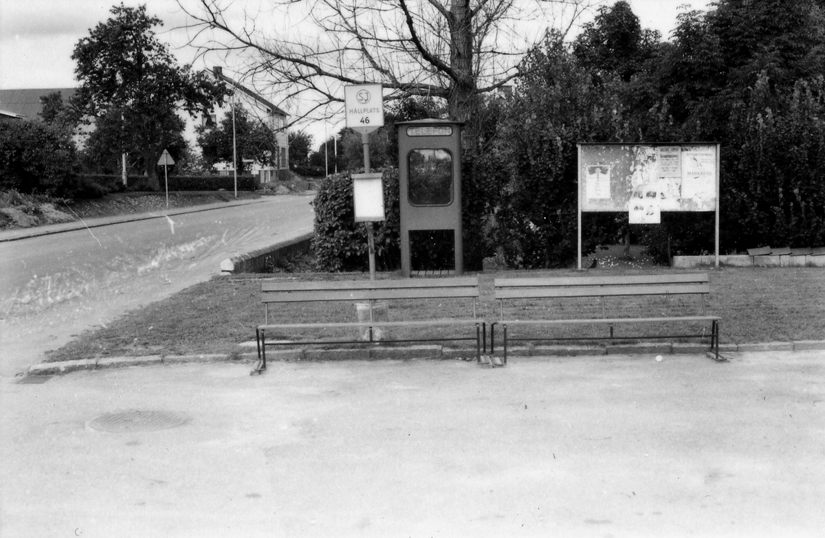 Laholm. Hishults sn. Hishult. 
Foto 1-2 Anslagstavlan vid torget i Hishult den 27.8.1981.
Foto 3 Busshållplatsen och anslagstavlan vid torget i Hishult.