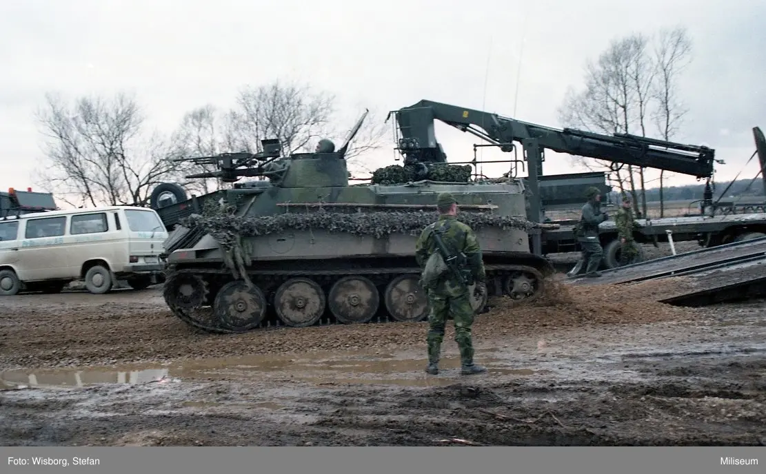Byggnation av Krigsbro 5 (KB 5). Pansarbandvagn 302. - Miliseum ...