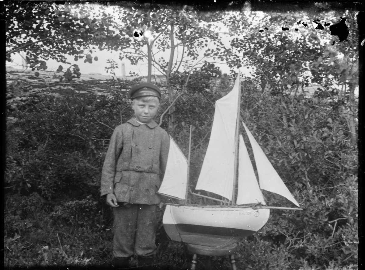 En liten gutt med modellbåten "Halten"