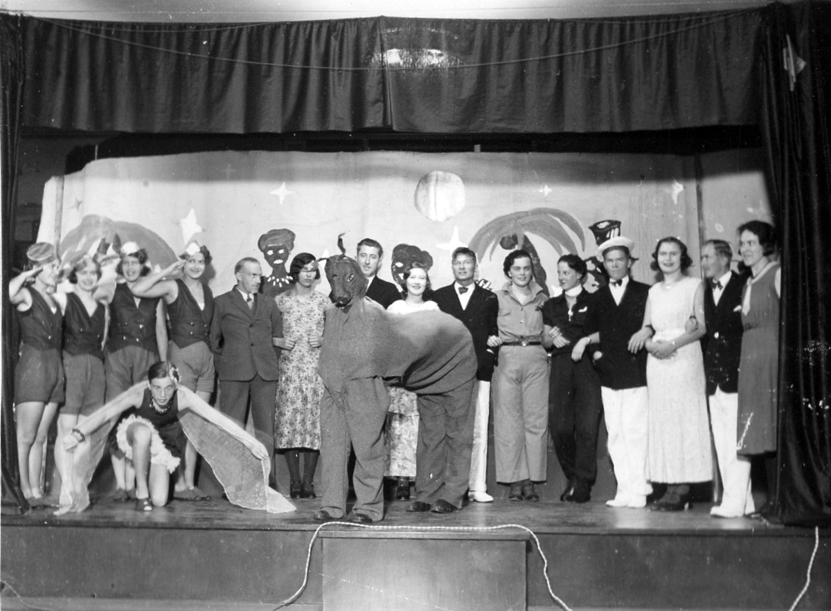 En scen ur kabarén som gavs i november 1932 på Kustsanatoriet Apelviken.