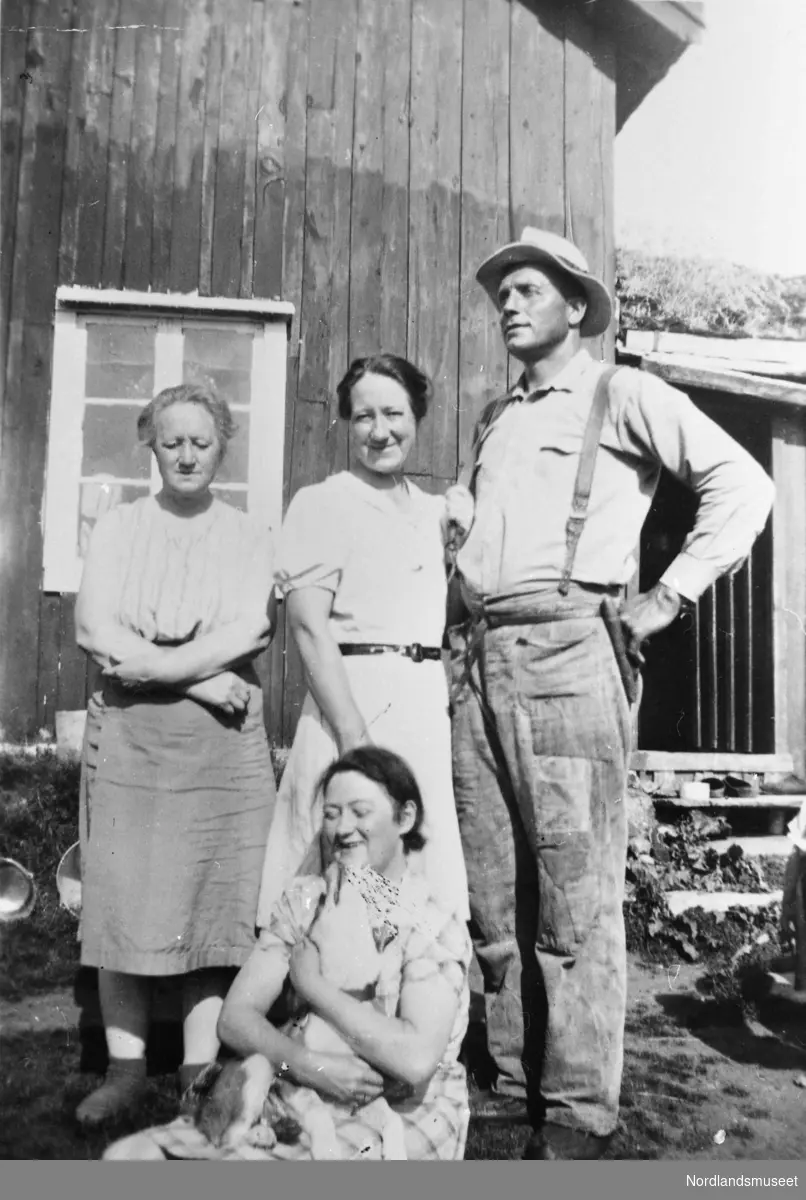 Bak fra venstre: Laura Larsen, Johanna Larsen og Ole Israelsen. Foran: Lauras datter Ågot Larsen. Tatt 1941-42 i Hauan.