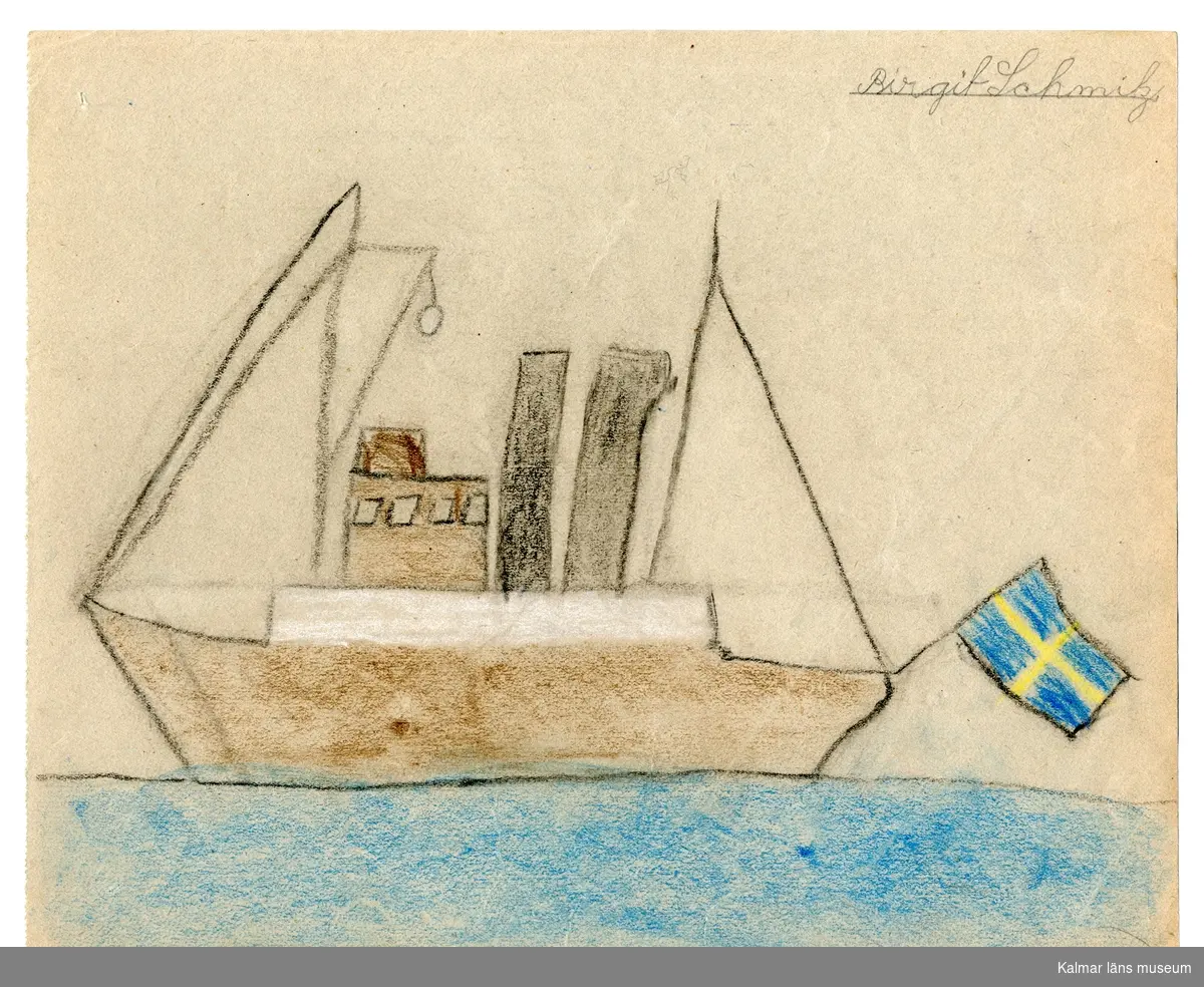 Ett brunt fartyg med en svensk flagga i aktern.