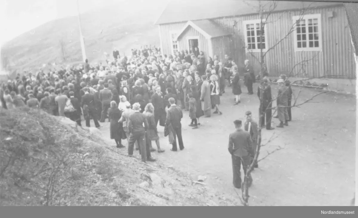 Sangerstevne ved Kvarv ungdomshus i 1945.