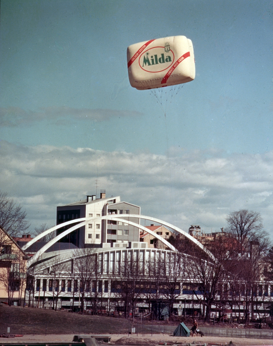 Första utställningen i Sporthallen. Reklamjippo från Margarinfabriken Milda som skickade upp en luftballong i form av ett Mildapaket. Sport. Ballong. Reklam.
