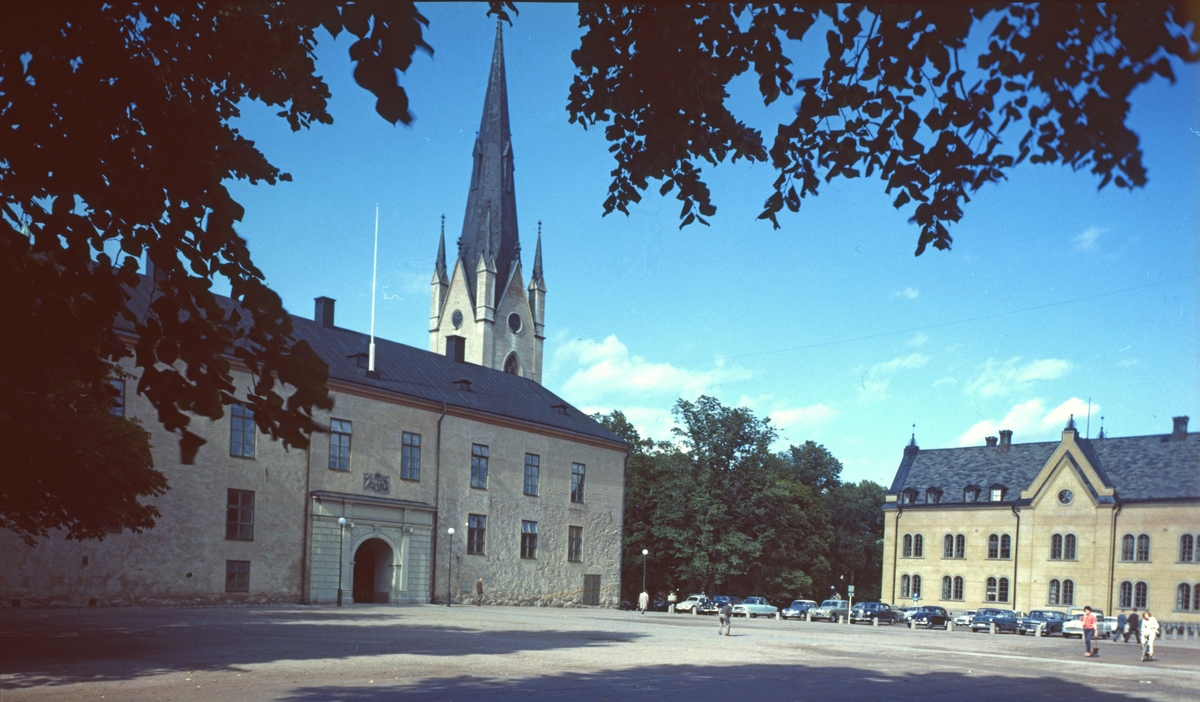 Einar Jagerwalls första bok, främre försättsbladet: Linköpings gamla makt- och lärdomscentrum, Borggården med Slottet, Stadshuset (f d läroverk) och Domkyrkan.
 Slottet uppfördes på 1500-talet i medeltida stil. Under medeltiden och fram till reformationen bodde biskoparna på slottet, efter en dekadansperiod rustades slottet och landshövdingarna har bebott det sedan 1785. Upprustningen avslutades 1888. Åren 1932-33 skalades 1880-talets dekorationer bort och slottet återgavs en mer återhållsam karaktär.
 Läroverket uppfördes 1864, arkitekt Johan Fredrik Åbom. Läroverk fram till 1915. Stadshus sedan 1921. Borggården.