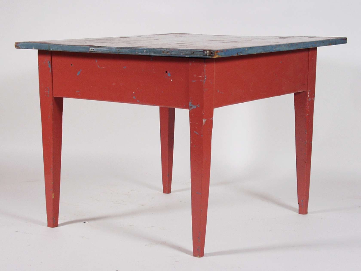 Et uttrekksbord i furu. Bordplaten er malt mørk rød med blå kant. Bordplaten er ikke den opprinnelige.
Sargen og bena er malt rød. Grinden med ben kan legges opptil sargen. Bordet har også en ileggsplate.
