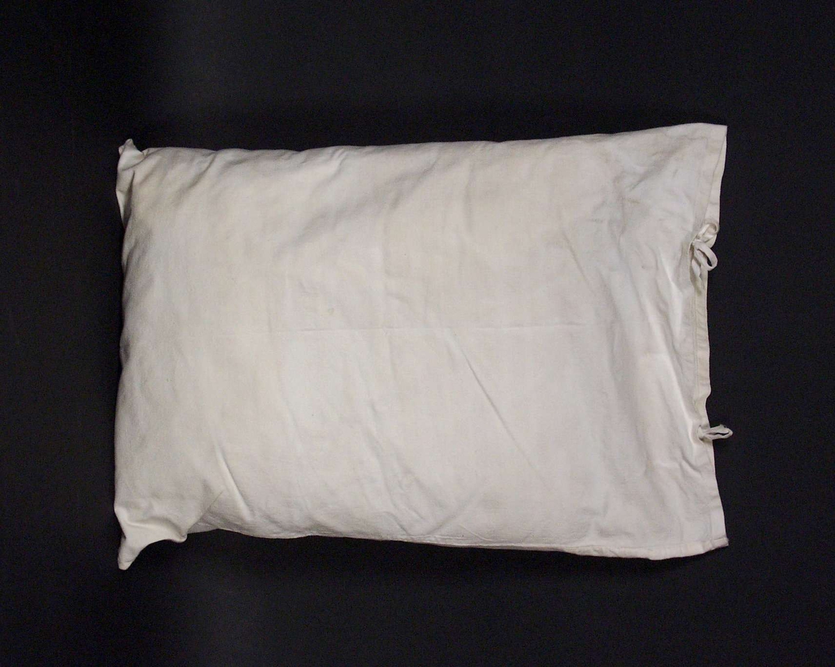 Grønn barnevogn med tilhørende dyne og madrass. Barnevogna har kalesje og skjerm i plastmateriale. Kalesjen er av stoff og har blitt noe slitt. 