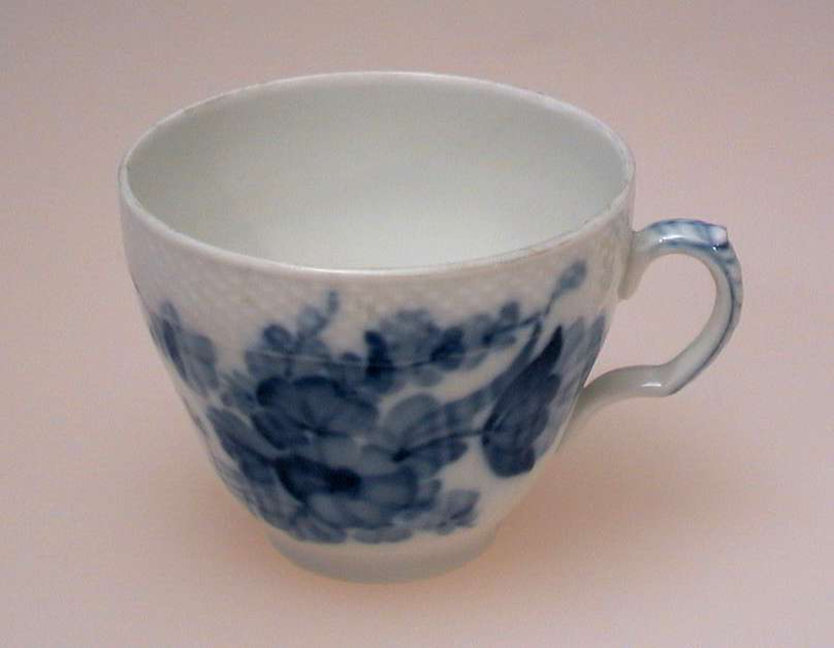 Koppen har blåblomstret motiv. Det er riflemønster i godset.