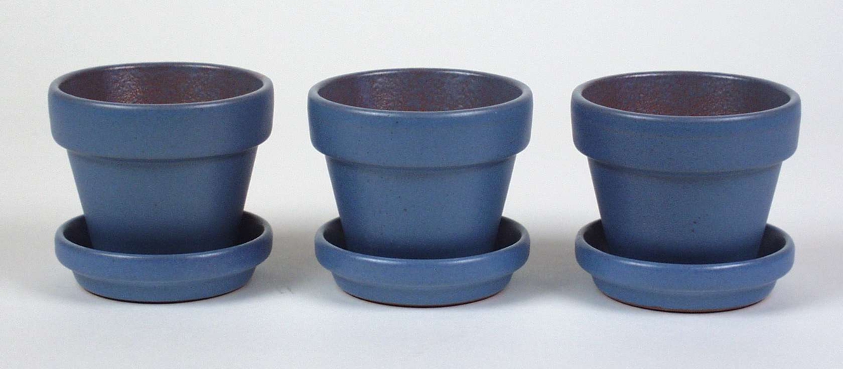 Tre blå potter med skål laget i keramikk.
