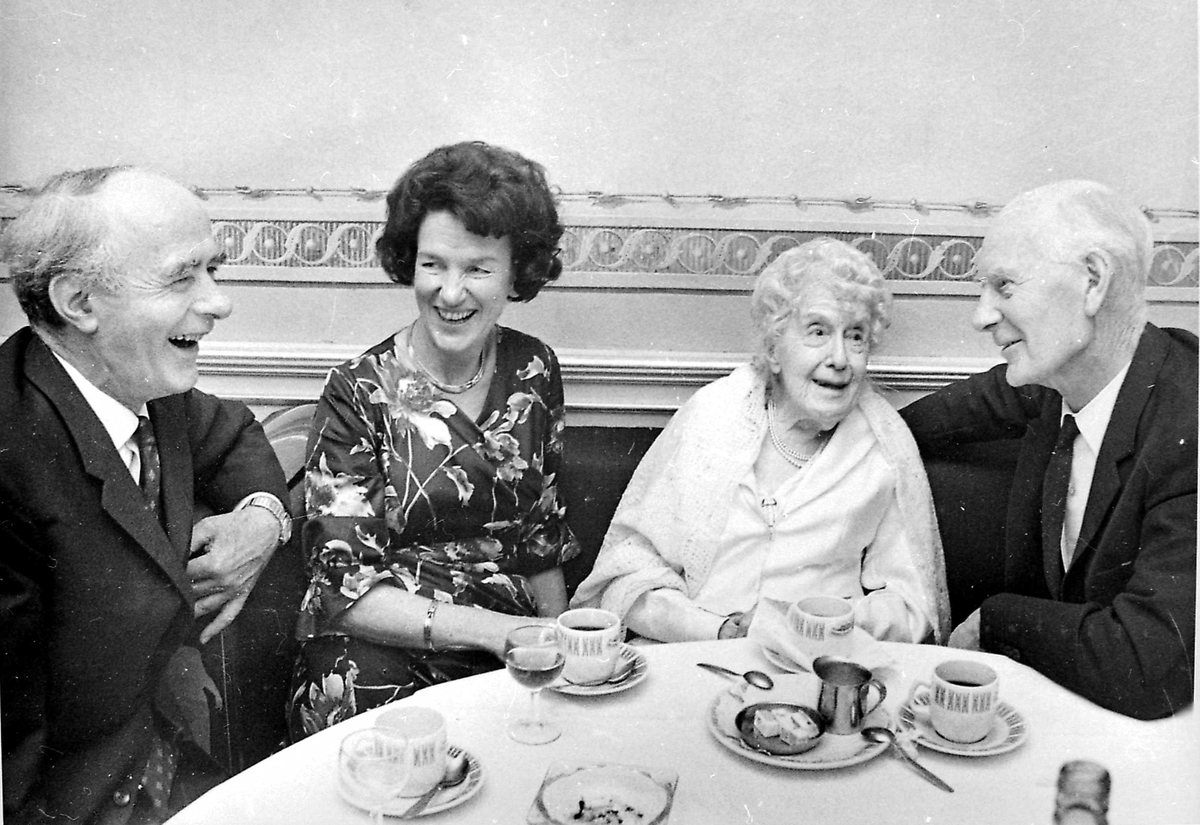 Dagny, statsminister, kaffe, latter