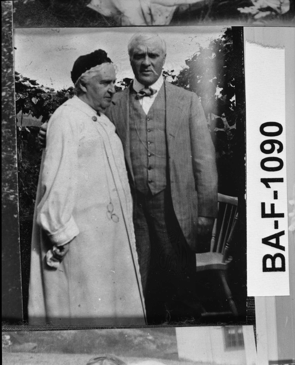 Diverse fotografi innrammet med eikeramme. Den er dekorert med metallriller.