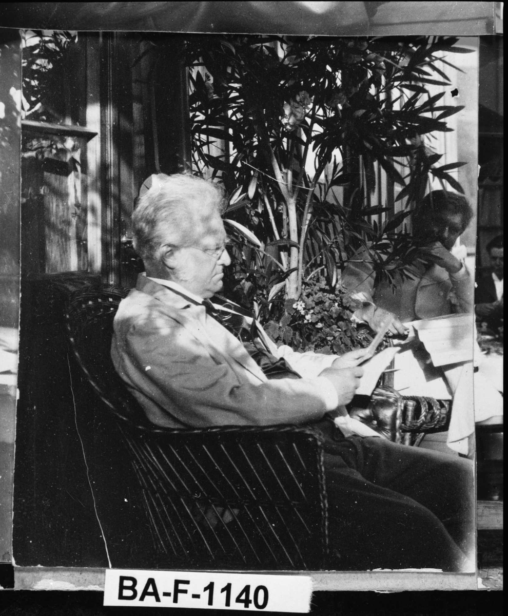 Fotomontasje i svart/hvitt rammet inn med glass og enkel trelist. Amatørbilder.