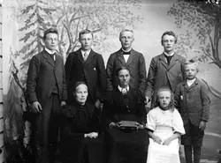 Pro : 21.08.1900. Ranaug? Jevne med fam. Gruppebilde, kvinner, menn, gutt, jente.