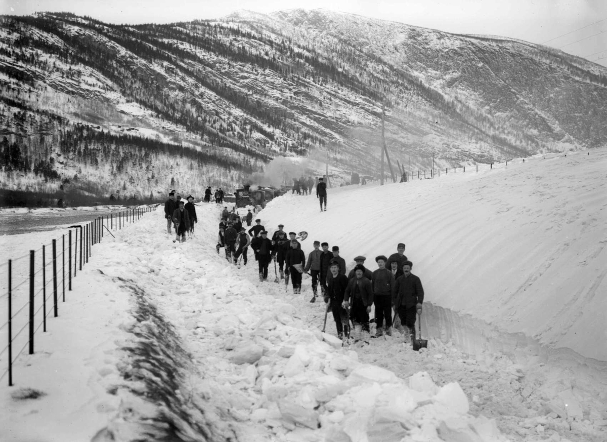 Toget i sneen i Vikaskjøringen  16/1-1916