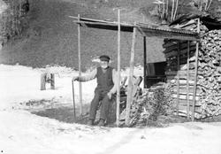 Ringebu. Per Nymoen sitter ved vedlaget, småbruket Nymoen i 