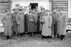 Gruppe med menn og to kvinner i uniform