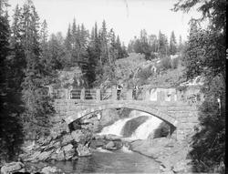 Mesnaelva. Colletts bru. Tre menn.