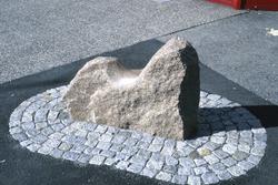 Steinhest (2) [Skulptur - Stein]