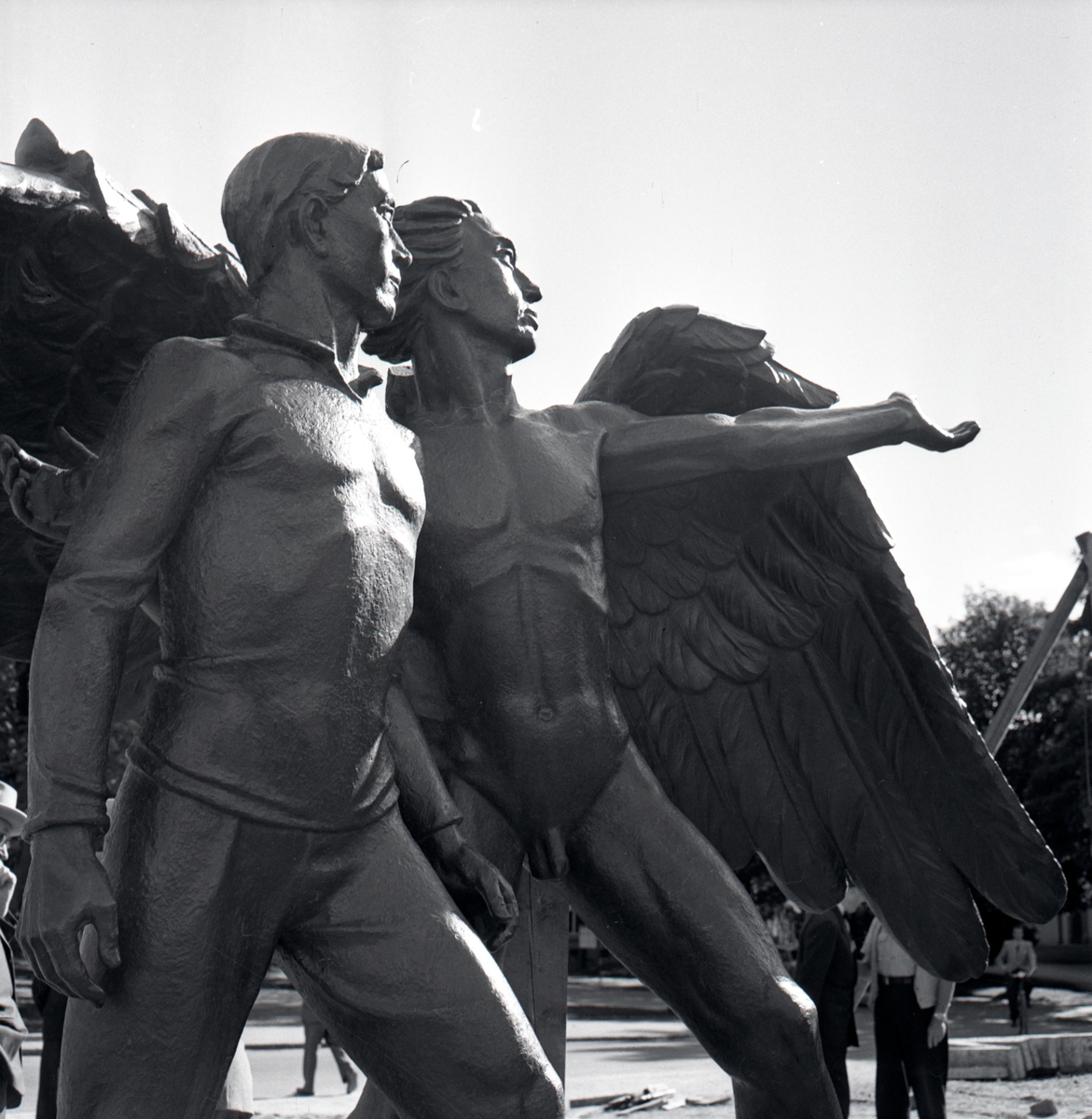 Uppmonteringen av skulpturen Mannen och hans genius i Vasaparken. Skulpturen är gjord av Ivar Johnsson, 1944, i brons och granit.
Skulpturen som var det vinnande tävlingsförslaget till ett monument över Arbetets triumf. Ursprungligen hade skulptören format monumentet, som ett äreminne över Nordenskiölds Vegaexpedition.