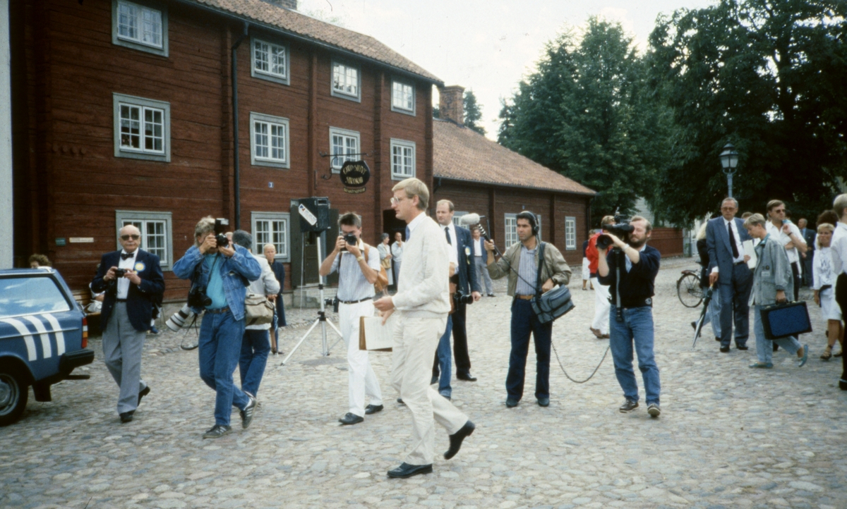 Carl Bildt på besök i Gamla Linköping. 1980.