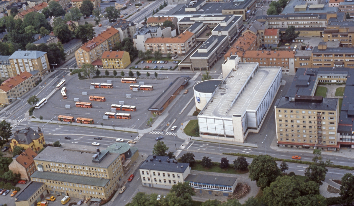 Flygvy över parkeringshuset Druvan och Magasinstorget. Busstorget. Bussar. Centrala Linköping. Hamngatan.
