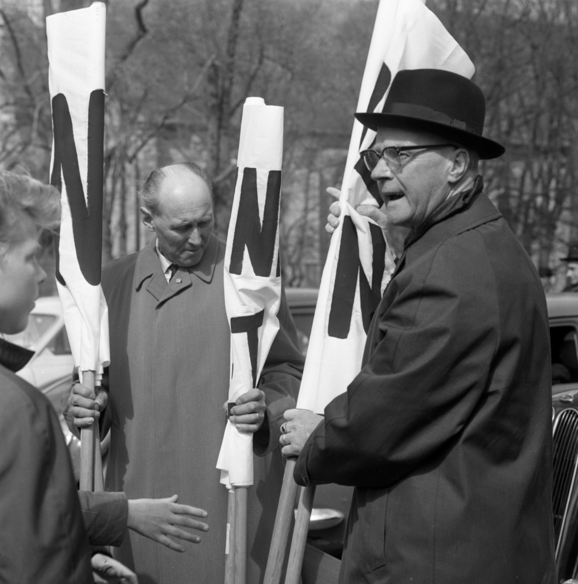 Fanbärarna samlas för avtågande. 1:a majdemonstrationen 1962. Fana. Demonstration. Politik.