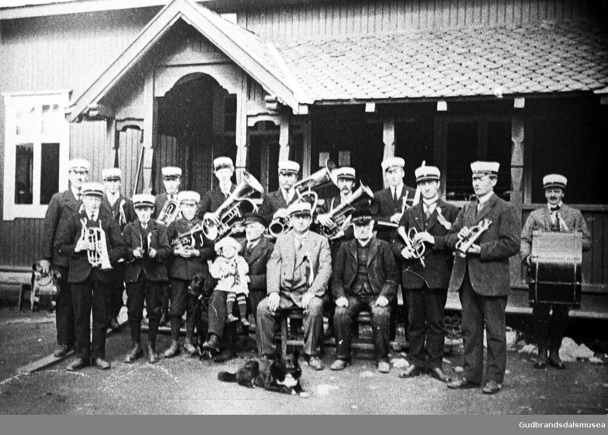 Dombås musikkforening utenfor Dombvang, 17. mai 1916.