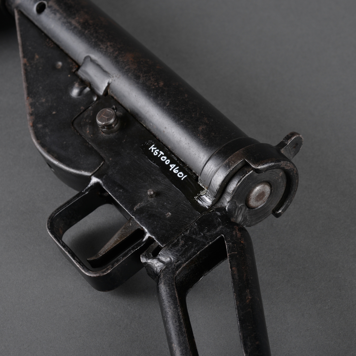 Stengun maskingevær eller maskinpistol. Magasinet sveist på til venstre på geværet. 
Engelsk, fra 2 verdenskrig. Stengun (STEN MKII), kaliber 9 x 19 mm. Mye brukt av norske hjemmestyrker.

MKII
Denne modellen var kun laget i stål og uten flammedemper og grep foran, og hadde utskiftbare løp. Noen fikk stokk i tre. Ca 2 millioner eksemplarer ble laget. Lengden var 762 mm, løpslengden var 196 mm og de veide 3.2 kg. Den kom også med lyddemper, da med modellnavnet Mark IIS. (Wikipedia)

Merket STENGUN MKII