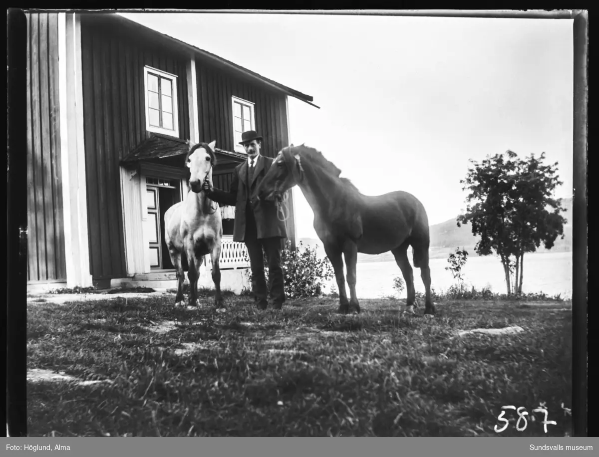 Tre kvinnor och två män framför en rejäl mangårdsbyggnad. På den andra bilden står en av männen med två hästar framför samma hus.